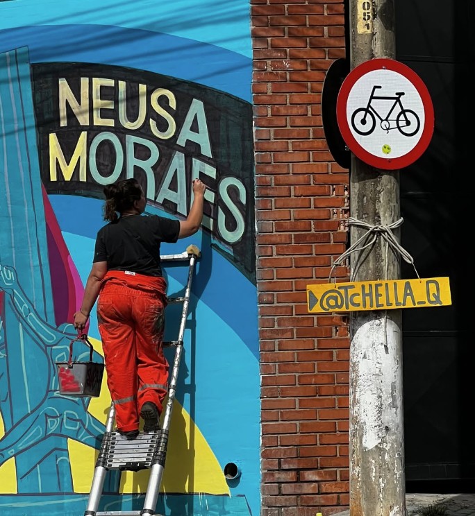 Artista oferece oficina de grafite para estudantes de escolas públicas