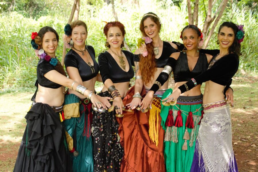 Estilo tribal de dança do ventre ocupa parques de Goiânia com apresentações gratuitas