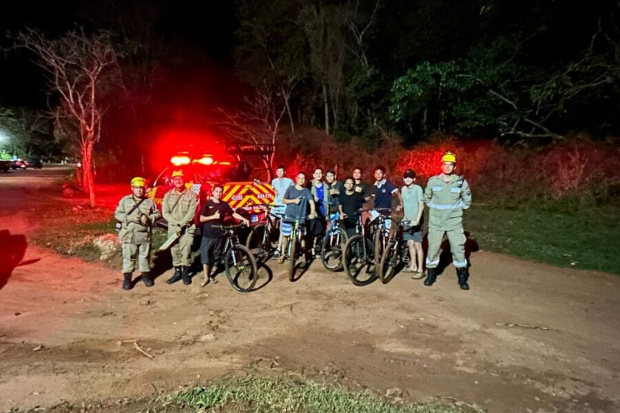 Bombeiros localizam 9 adolescentes perdidos em mata, com apoio de drone
