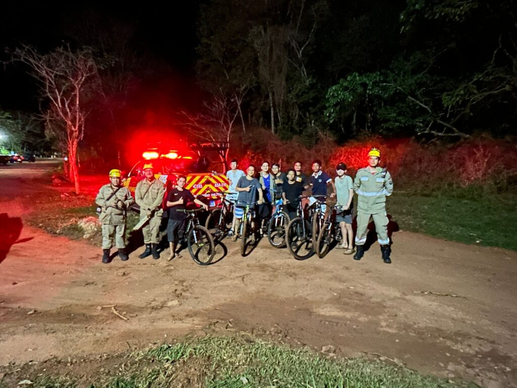 Bombeiros localizam 9 adolescentes perdidos em mata, com apoio de drone