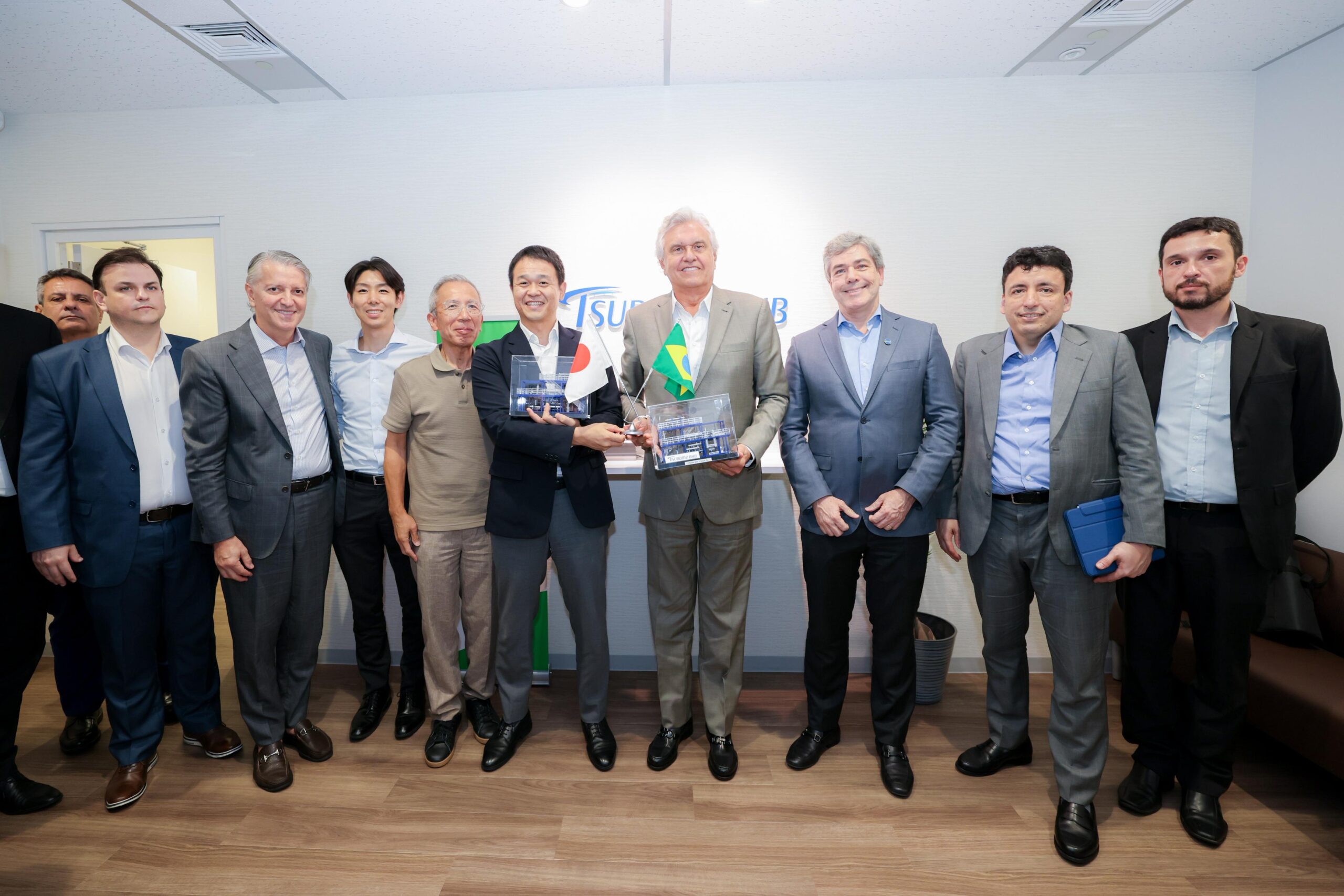 Caiado conhece projeto japonês para produção de fertilizante ecológico em Goiás