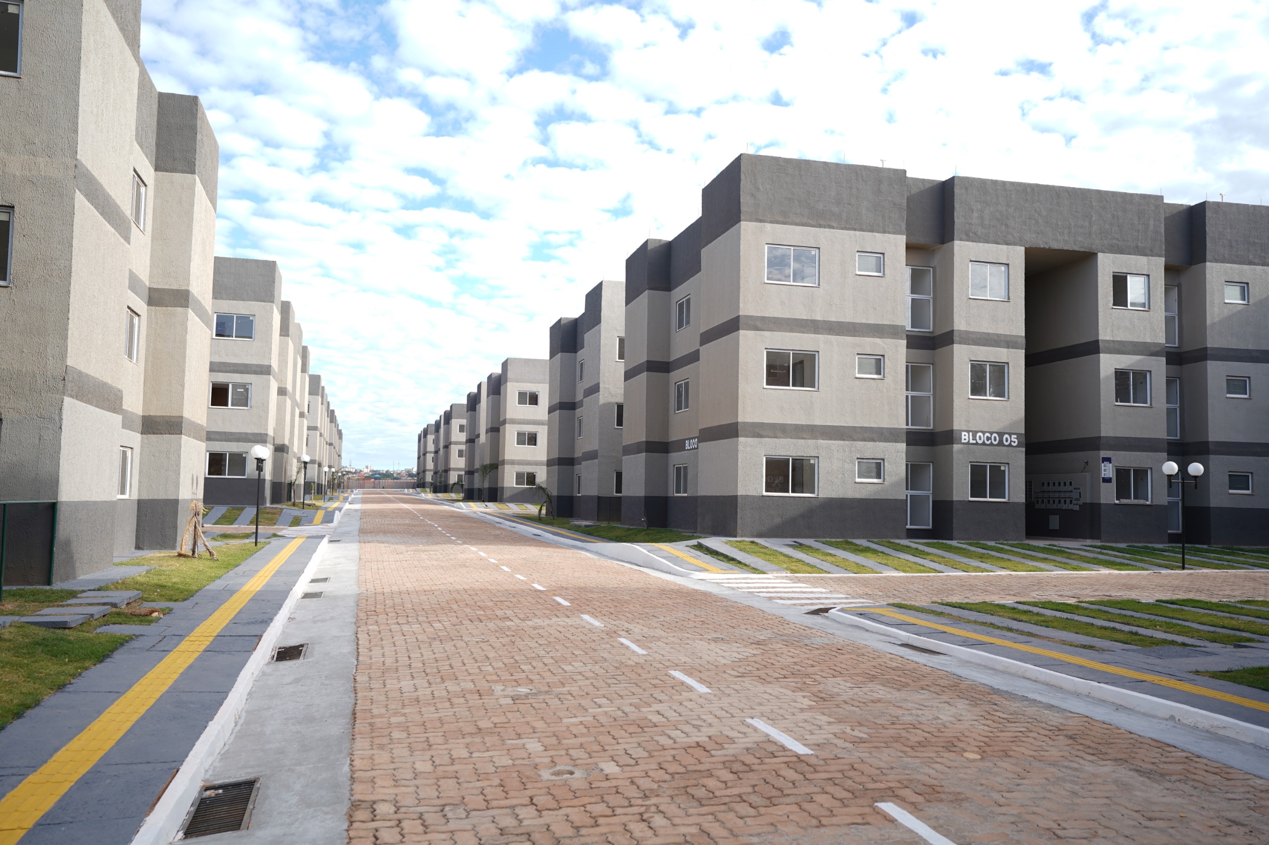 Agehab entrega moradias e benefícios sociais em Valparaíso de Goiás e Bonópolis