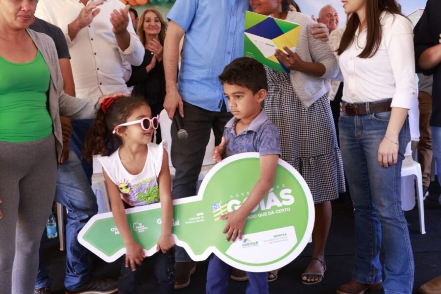 Famílias de Adelândia recebem moradias a custo zero