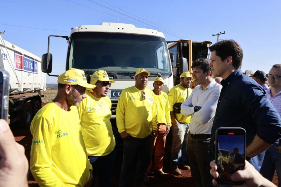 Daniel Vilela vistoria obras na GO-320 e modernização do aeródromo de Goiatuba