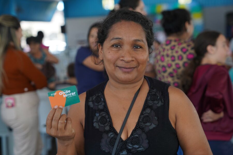 Famílias de Piracanjuba recebem cartões do Aluguel Social