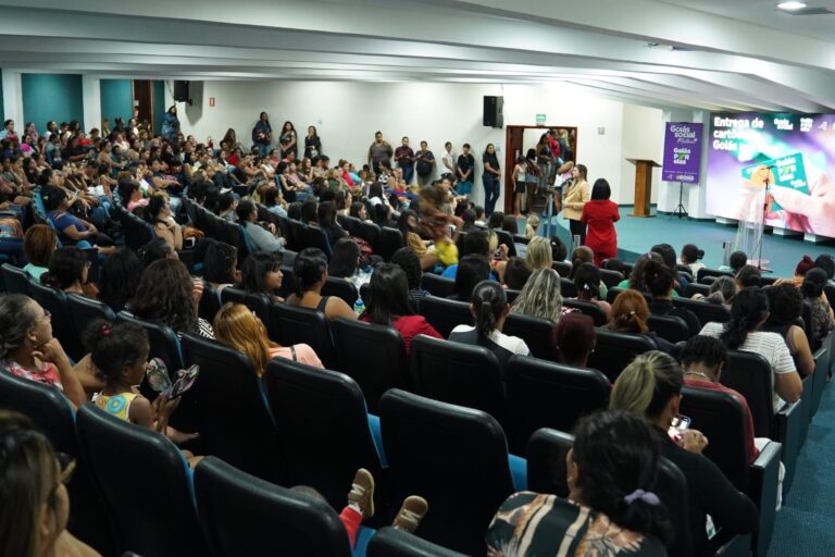 Beneficiárias de 19 municípios recebem cartões do Goiás Por Elas
