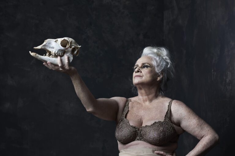 Vera Holtz retorna ao Teatro Goiânia com “Ficções”