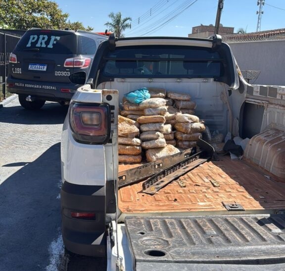 PM e PRF apreendem veículo carregado com 90 kg de skunk