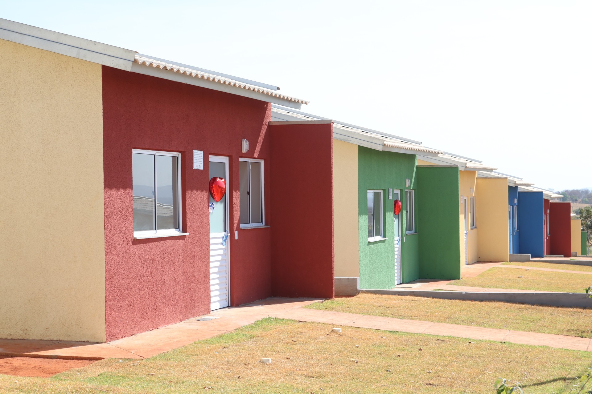 Governo entrega 30 casas a custo zero em Santa Cruz de Goiás
