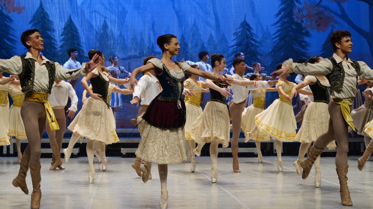Basileu França é tetracampeão no maior festival de dança do mundo