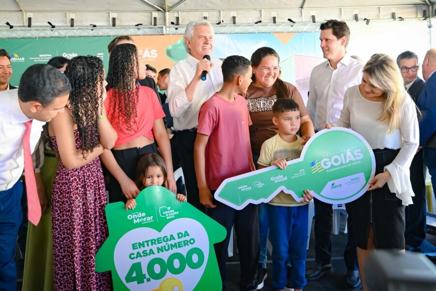 Caiado celebra 4 mil casas a custo zero entregues em Goiás