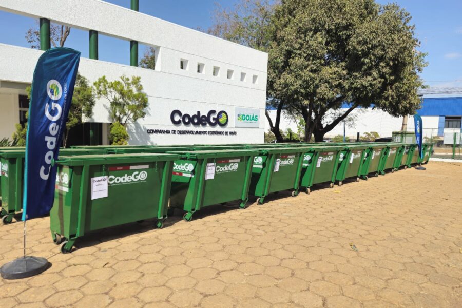 Codego entrega 30 containers metálicos para coleta de resíduos sólidos no Daia