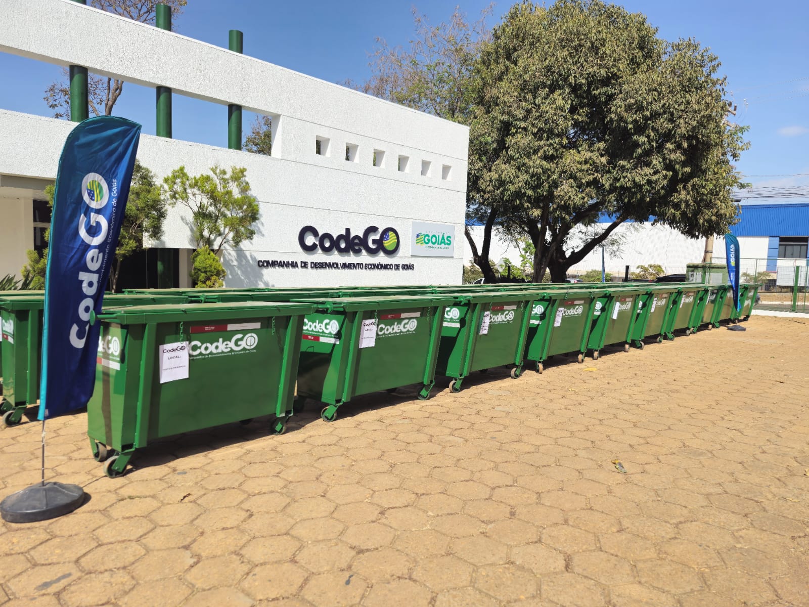 Codego entrega 30 containers metálicos para coleta de resíduos sólidos no Daia