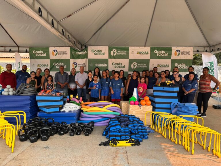 Governo entrega materiais esportivos na Praça de Esportes do Setor dos Funcionários