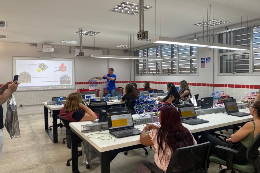 Escolas do Futuro capacitam alunos e professores de redes municipais