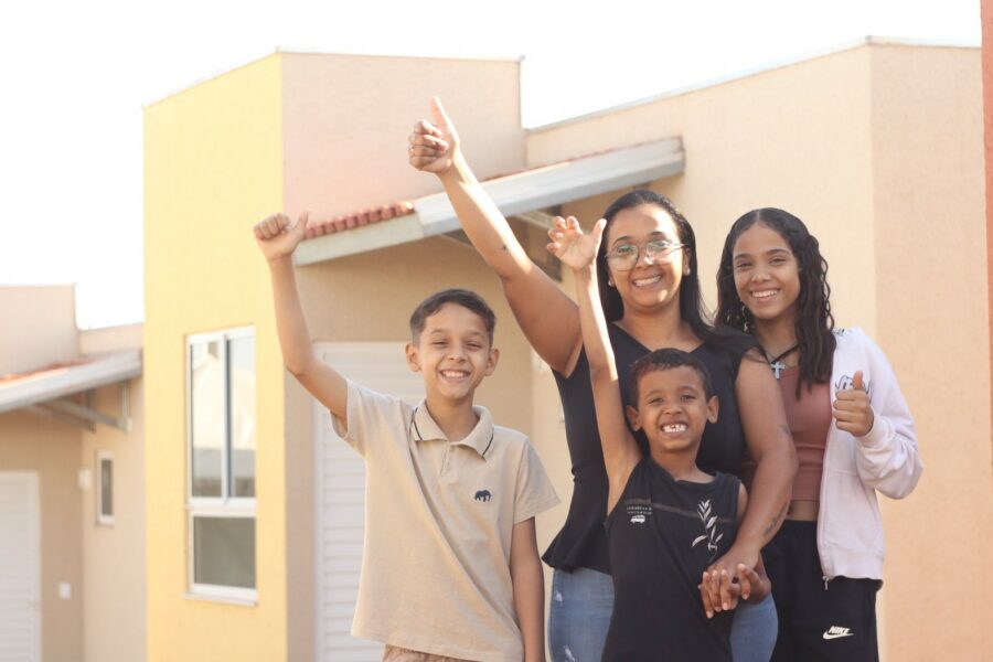 Rianápolis e São Miguel do Araguaia recebem benefícios habitacionais