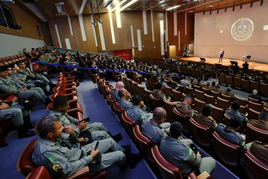 Caiado ministra aula magna em curso internacional de segurança