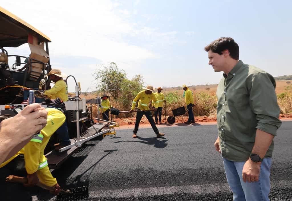 Daniel Vilela vistoria obras na GO-184 em Aporé