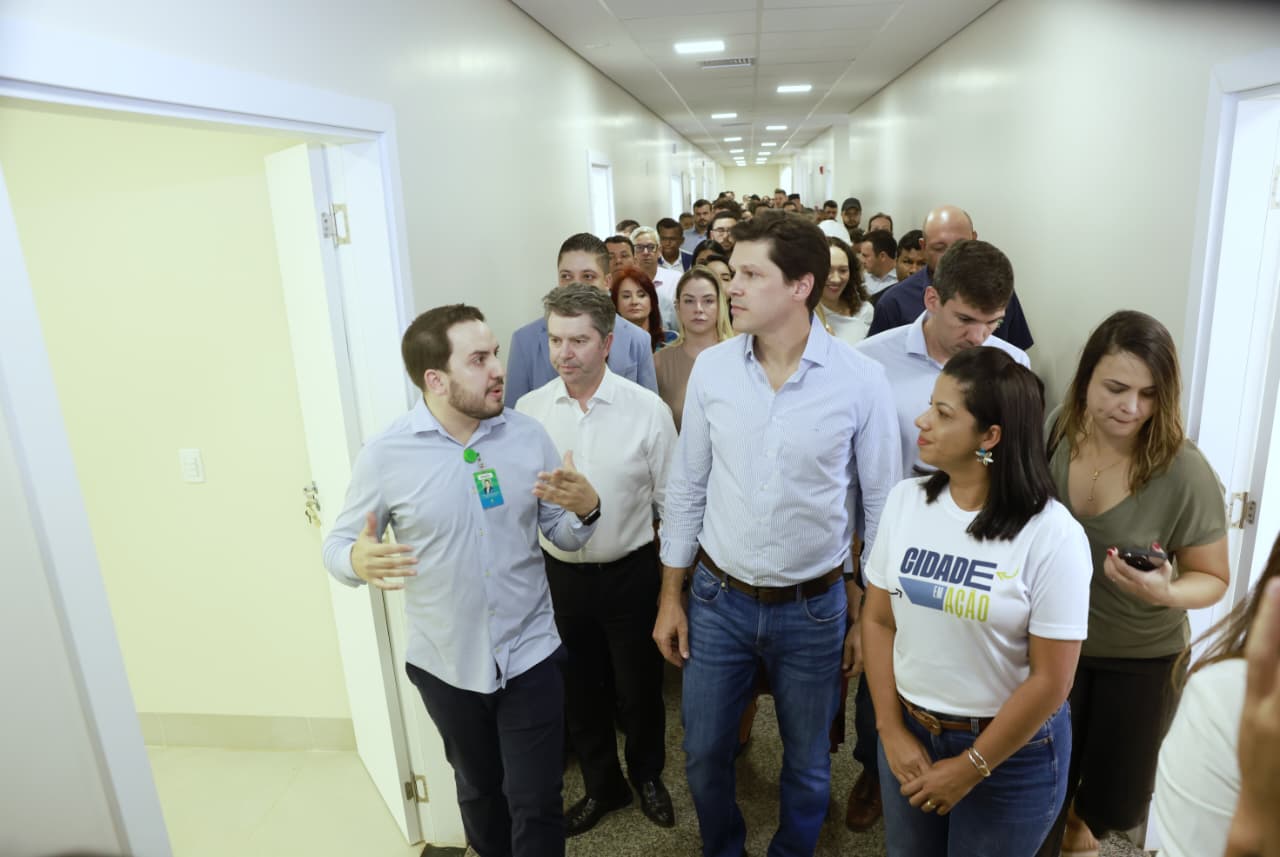 Daniel Vilela vistoria obras do Hospital Estadual de Formosa