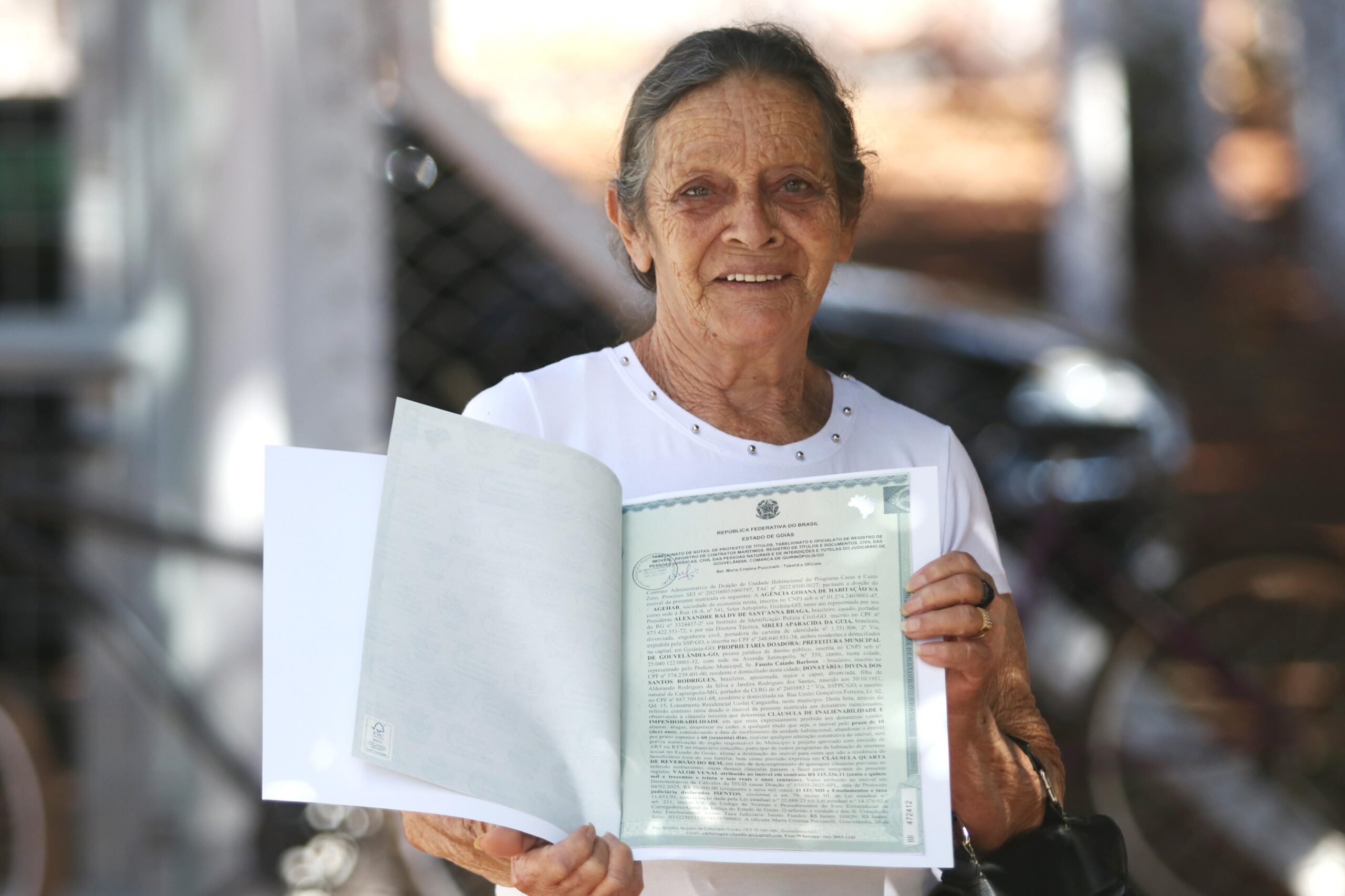 Mais de mil famílias goianas recebem documento de casas a custo zero
