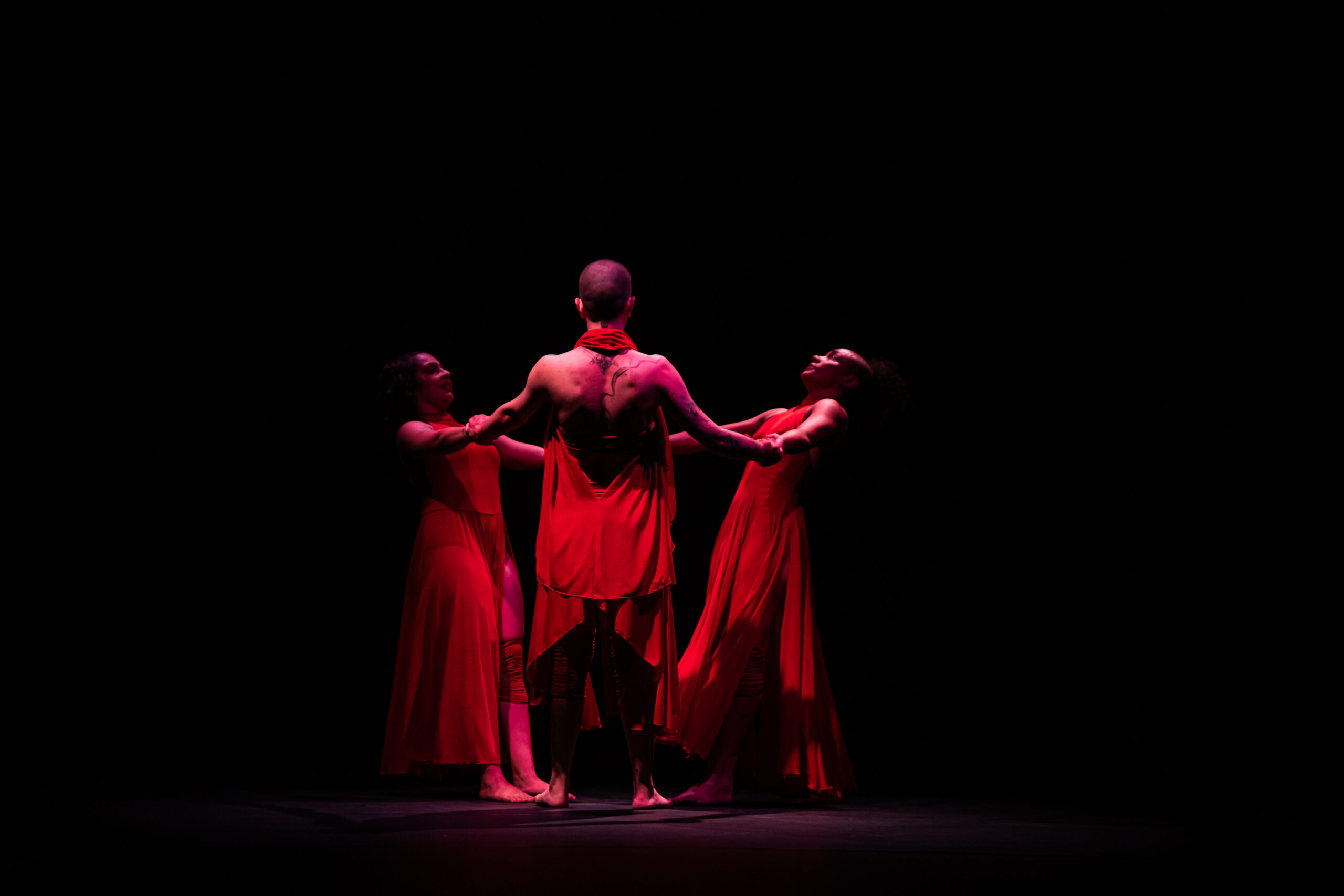 Nômades apresenta espetáculo e faz oficina de dança afro em Goiânia