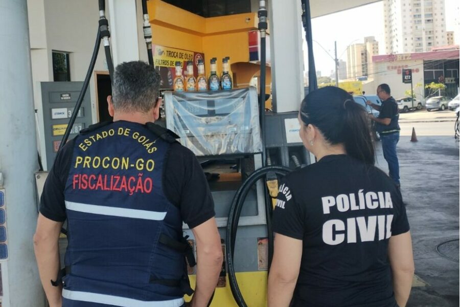 Operação Olho Vivo fiscaliza posto de combustíveis em Goiânia