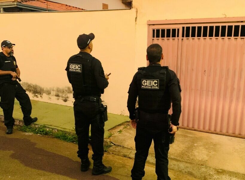 Polícia prende ex-funcionária por fraudar pagamentos de empresa