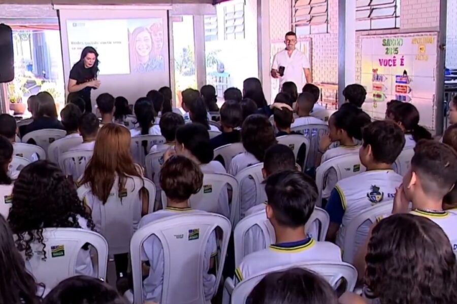 TV Brasil Central atende alunos com reportagens e palestra sobre redes sociais