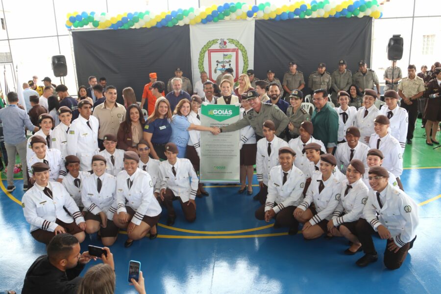Em Valparaíso, Colégio da PM Fernando Pessoa tem nova quadra esportiva