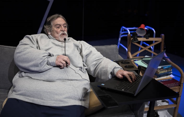 José de Abreu protagoniza versão brasileira da peça “A Baleia” no Teatro Goiânia