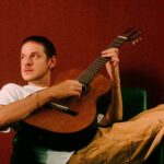 Teatro Goiânia recebe show intimista do cantor Rubel nesta segunda