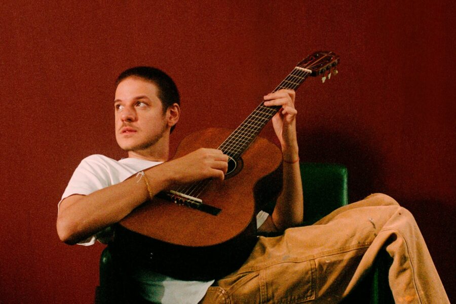Teatro Goiânia recebe show intimista do cantor Rubel nesta segunda