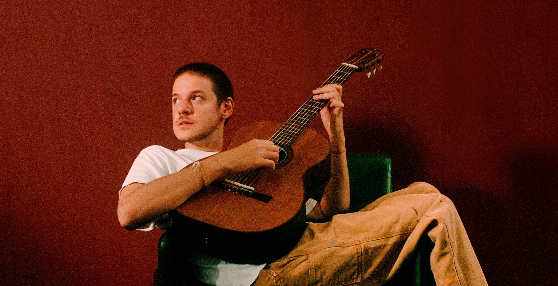 Teatro Goiânia recebe show intimista do cantor Rubel nesta segunda