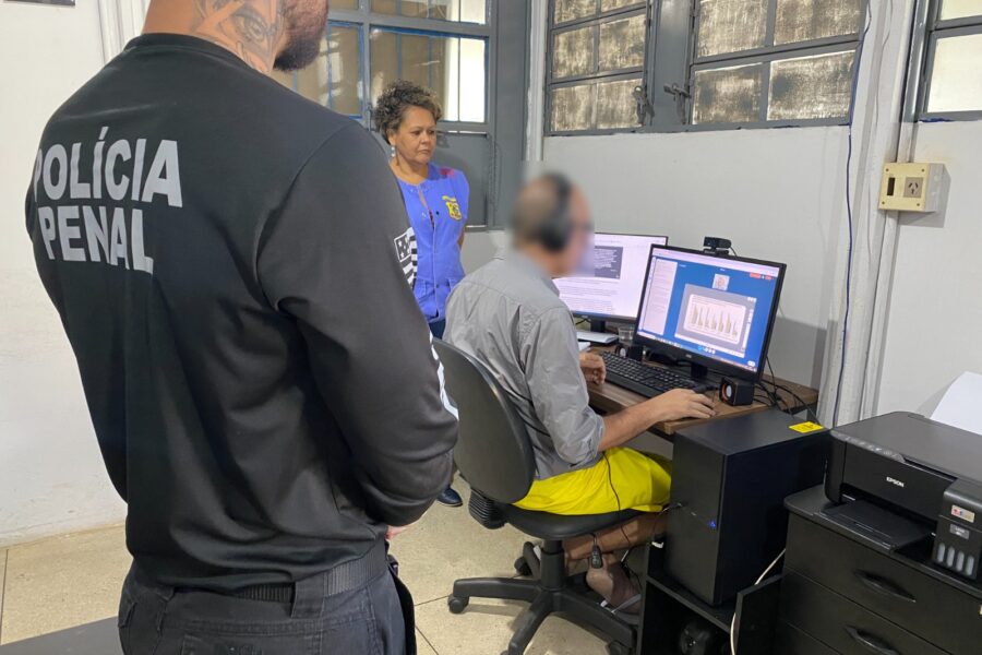 Reeducando defende doutorado dentro de unidade prisional em Goiás