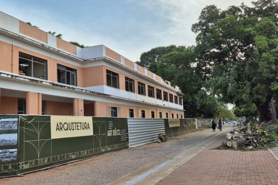 Remoção de árvores visa preservar prédio histórico na Praça Cívica