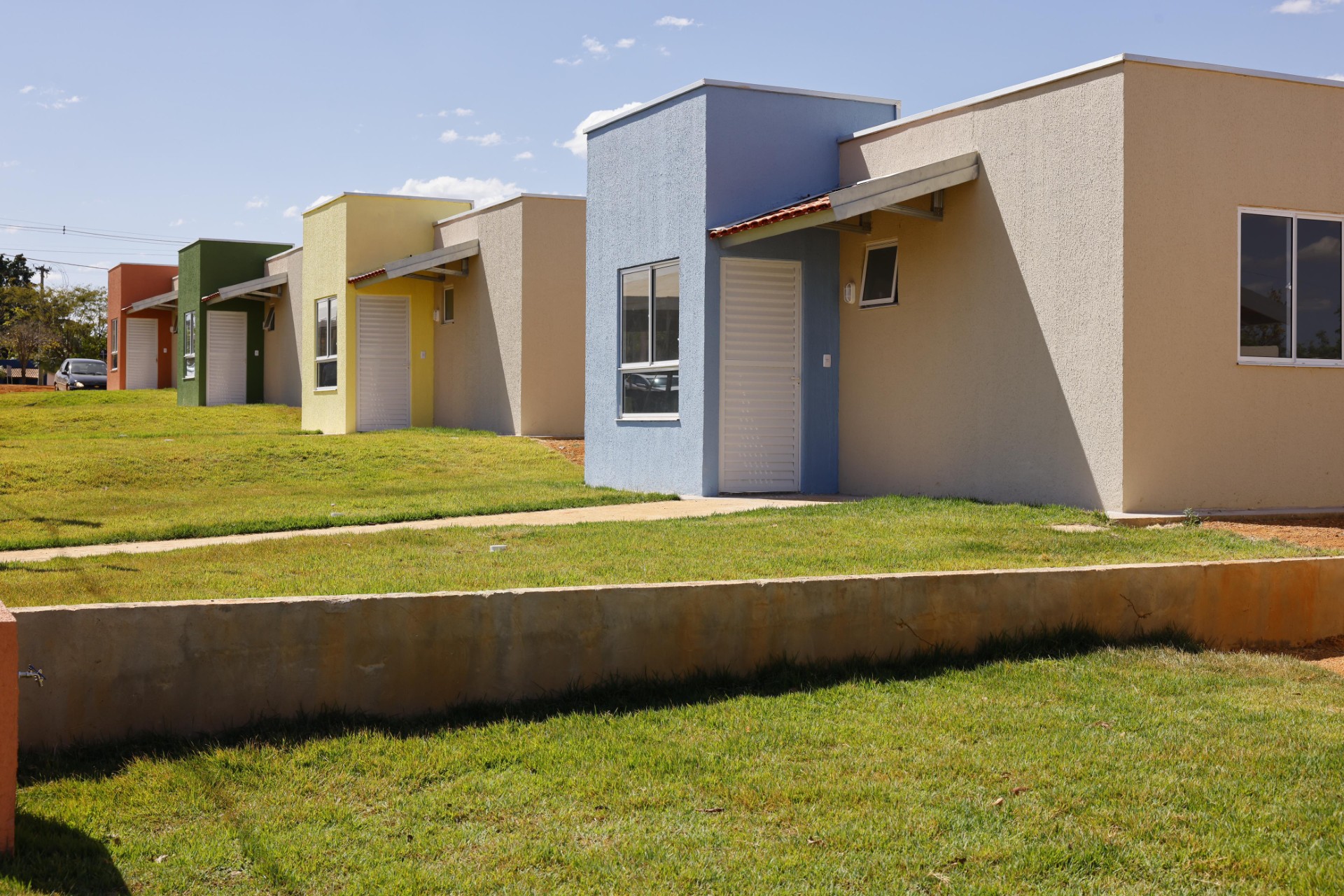 42 famílias em Vianópolis recebem casas a custo zero