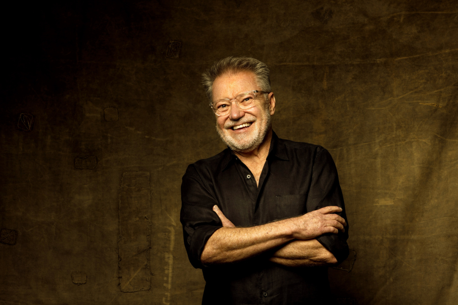 João Caetano lança álbum “Mil Voltas” no Teatro Goiânia