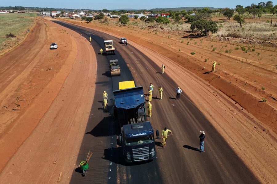 Goinfra inicia capa asfáltica na obra de pavimentação da GO-219