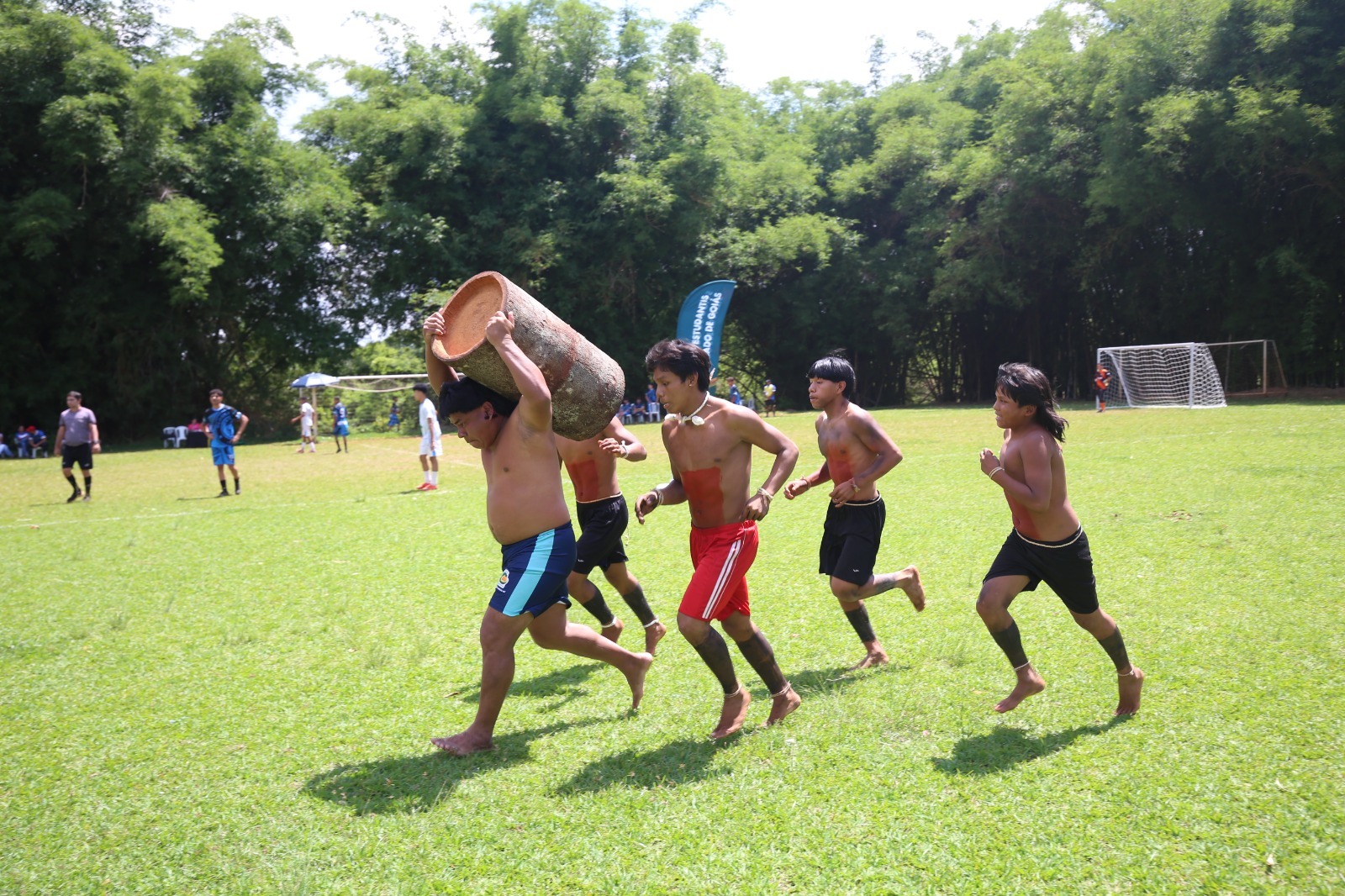 Corrida com tora reafirma tradição Xavante e marca os Jogos Interculturais de Goiás