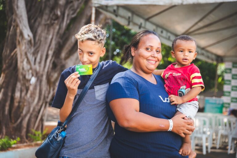Governo entrega mais de 950 cartões do Goiás + Inclusivo em Goiânia