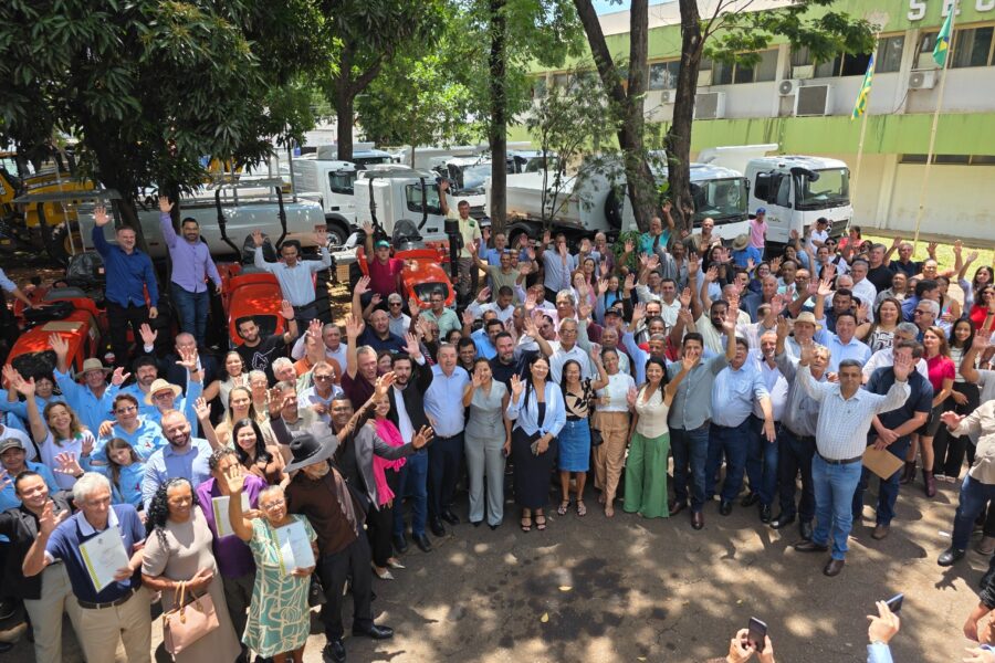 Goiás entrega maquinário e títulos de terra à agricultura familiar