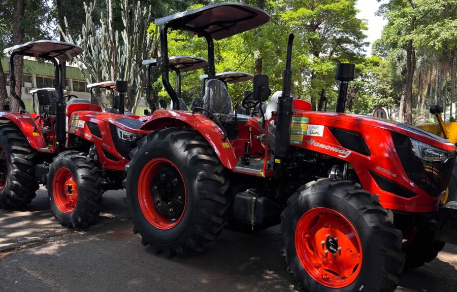 Governo entrega equipamentos agrícolas e títulos de regularização fundiária