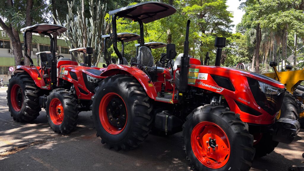 Governo entrega equipamentos agrícolas e títulos de regularização fundiária