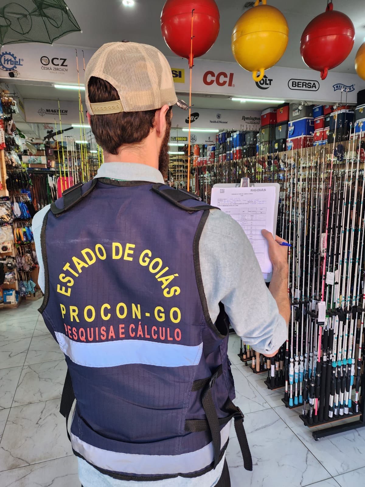 Procon Goiás apreende 1.500 fogos de artifício vendidos de forma irregular