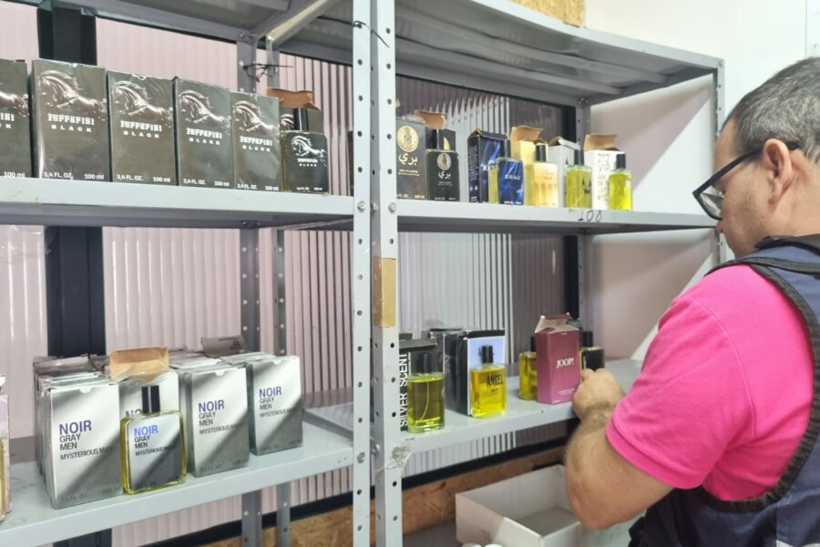 Procon apreende quase 1.650 perfumes em distribuidora de cosméticos de Goiânia