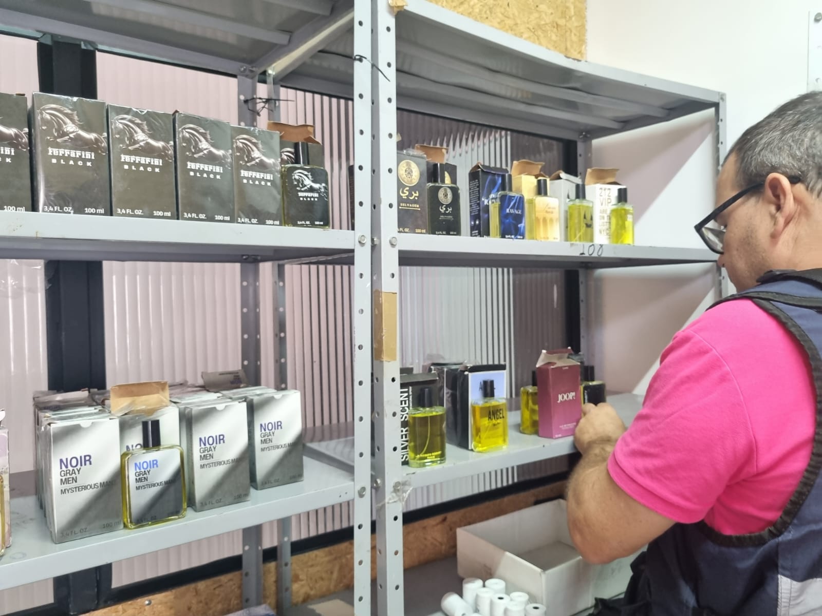 Procon apreende quase 1.650 perfumes em distribuidora de cosméticos de Goiânia