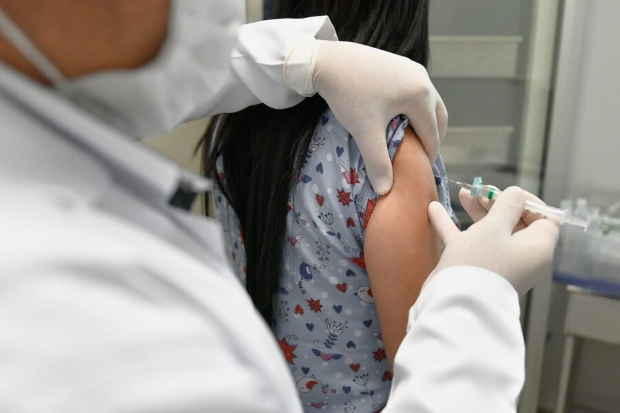 Saúde apresenta balanço de multivacinação e de internações por Srag