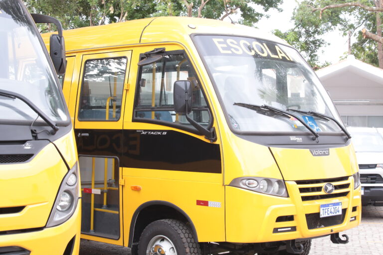 Goiás entrega 26 novos ônibus para o transporte escolar