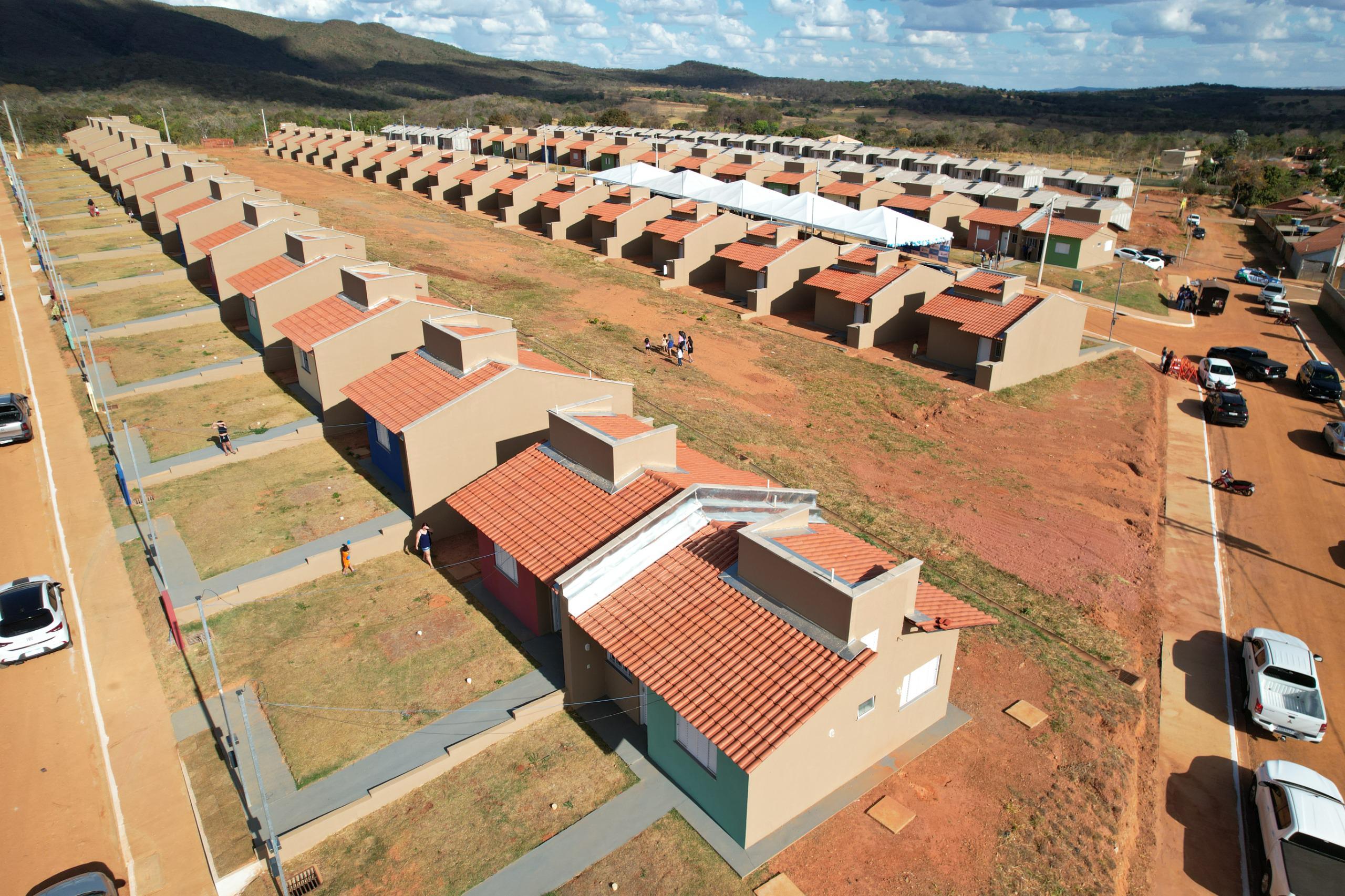 Goiás Social e Agehab entregam mais de 120 casas a custo zero em Silvânia, Abadiânia e Rubiataba