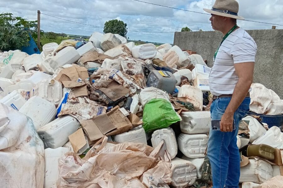 Agrodefesa e PM apreendem 5 toneladas de embalagens de agrotóxico